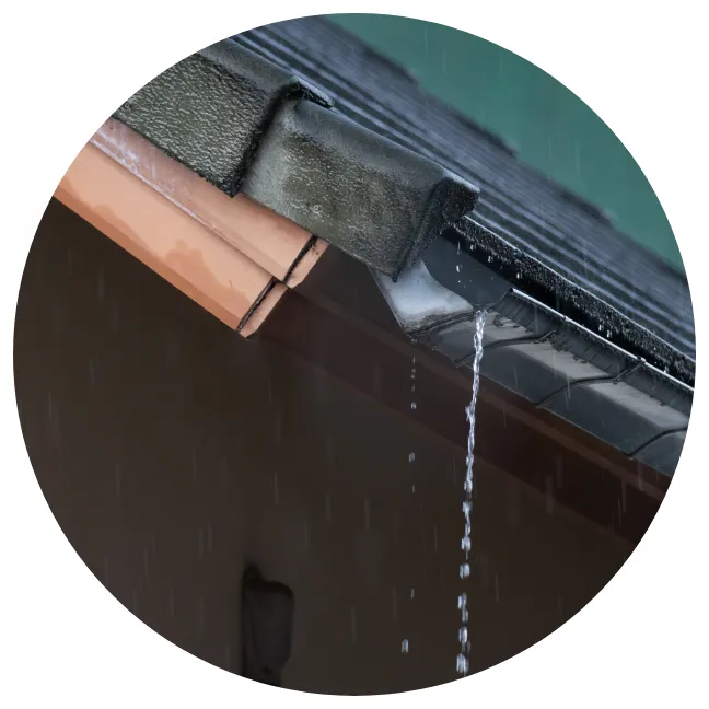 雨樋から水があふれる